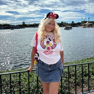 Vintage 1980s Walt Disney World Epcot Center T-Shirt Mickey Flags Size YOUTH XL